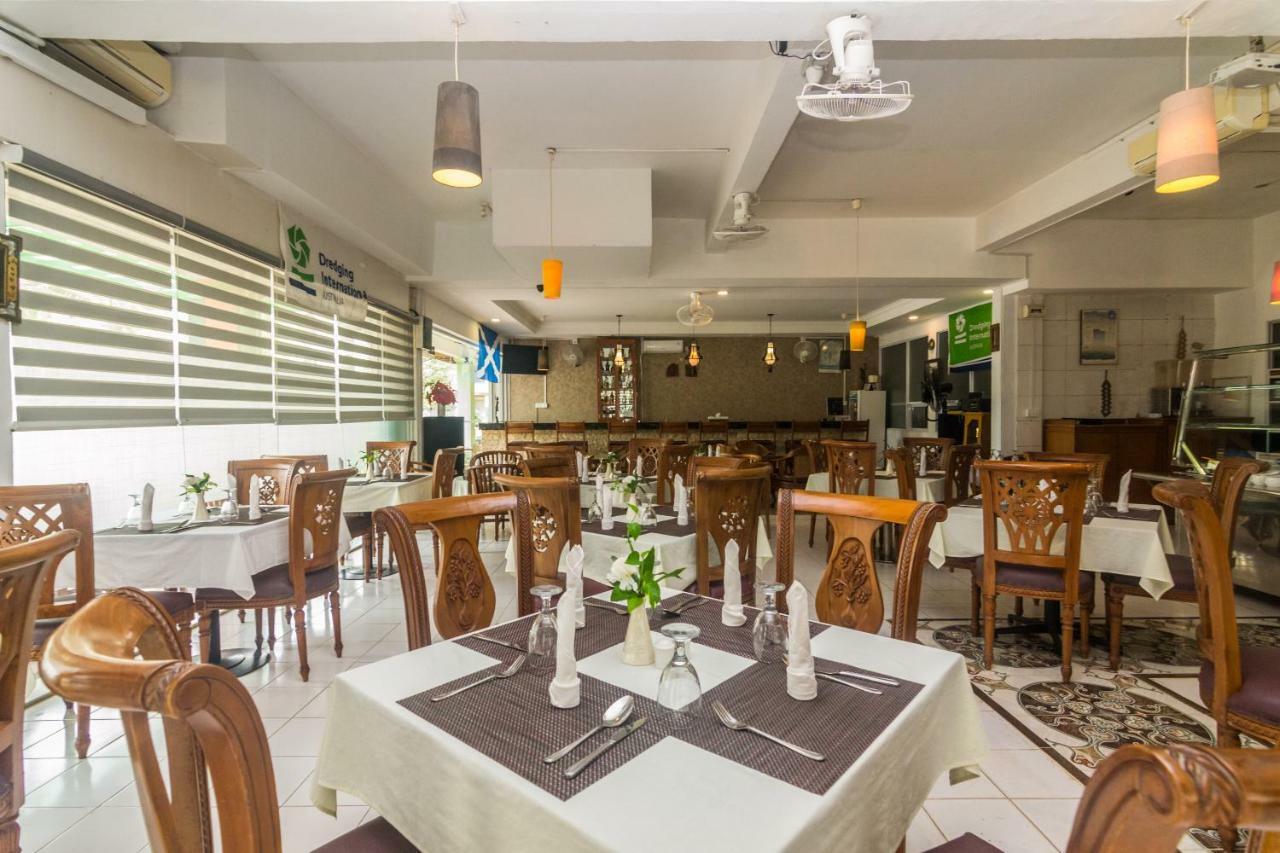 Vaccinated Staff - Oyo 1771 Zeke Hotel Batam 외부 사진