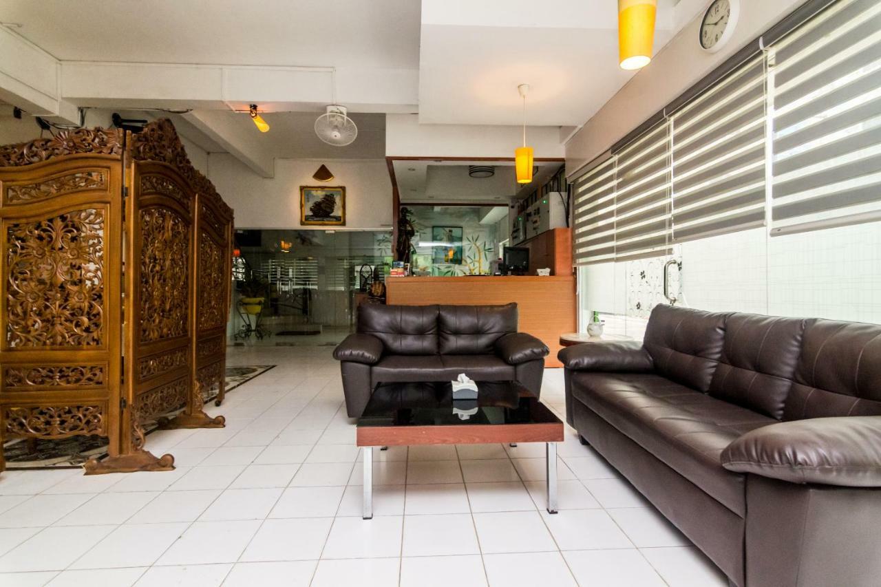 Vaccinated Staff - Oyo 1771 Zeke Hotel Batam 외부 사진
